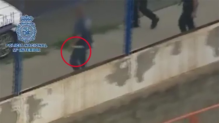 La Policía española reduce a un hombre que andaba con un hacha y había atacado un vehículo (VIDEO)