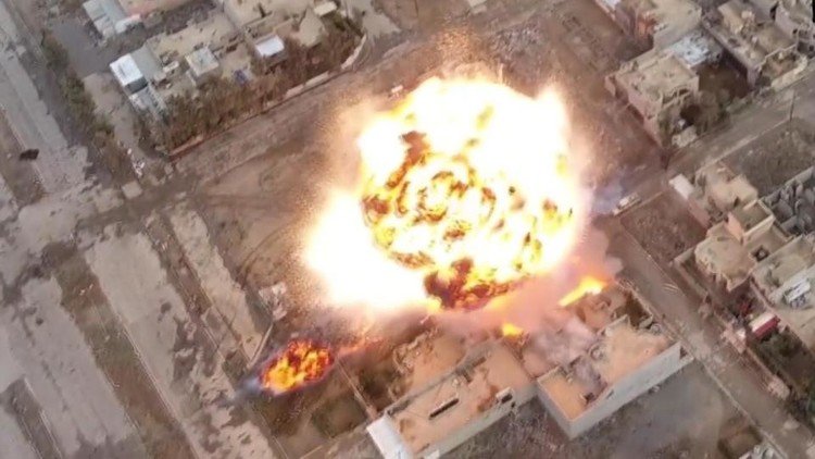 Grabación a vista de dron: Así operan los coches bomba del Estado Islámico