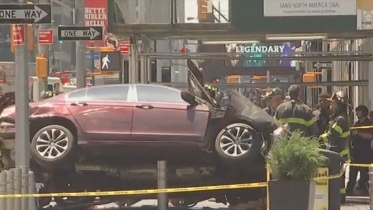 Un coche atropella a alta velocidad a una multitud en la plaza de Times Square