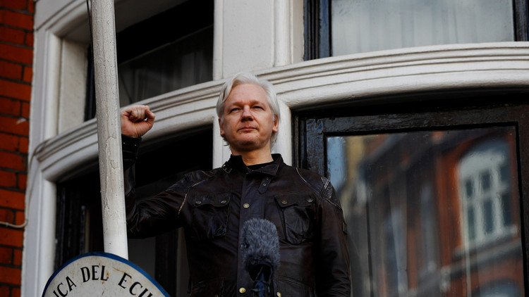 Assange se pronuncia tras la suspensión de la causa en su contra