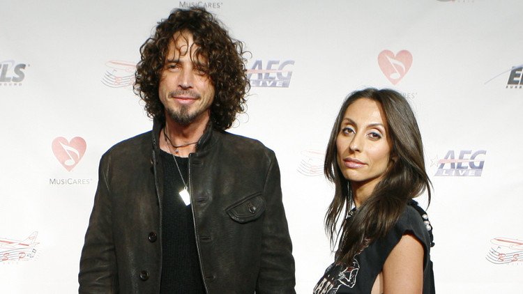 La esposa de Chris Cornell publica un mensaje con su versión de la muerte del cantante