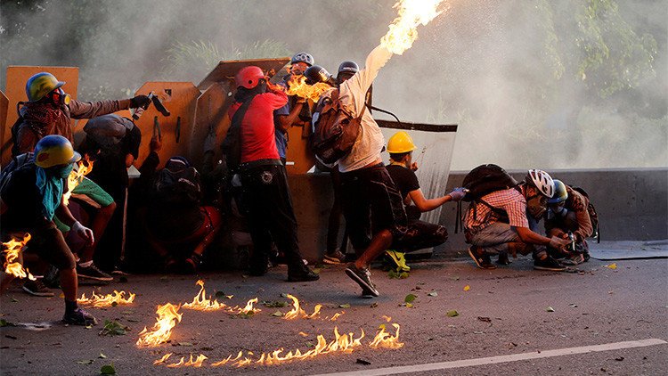 Video, fotos: Grupos violentos de la oposición queman convoy de la Guardia Nacional en Venezuela 