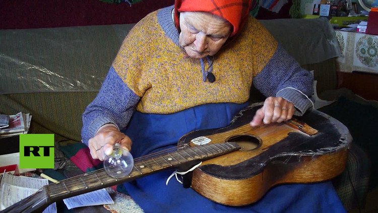 "Me dicen la 'mujer guitarra'": La abuelita bielorrusa que toca blues con un foco