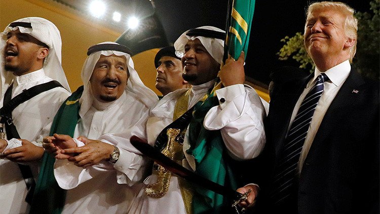 VIDEO: Así participa Trump en el baile tradicional con espadas con el rey de Arabia Saudita