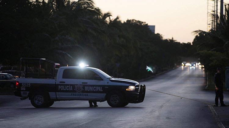 FUERTES IMÁGENES: Acribillan a dos policías en una gasolinera en México y se dan a la fuga (18+)