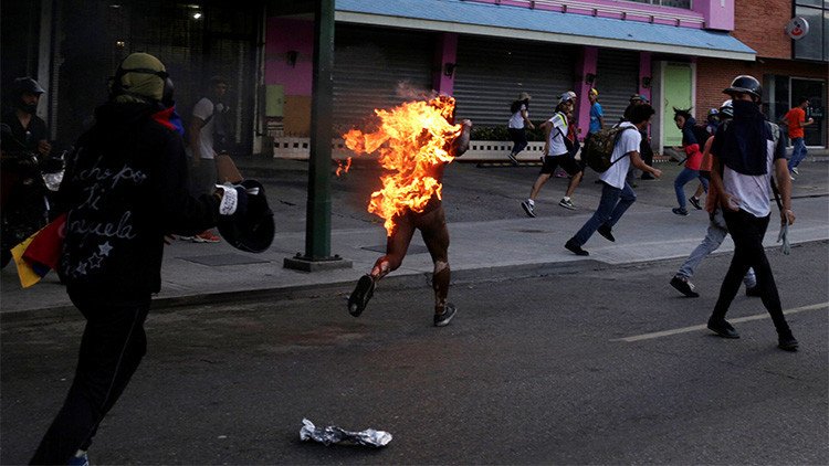 FUERTES IMÁGENES: Opositores golpean y prenden fuego a un hombre en Venezuela