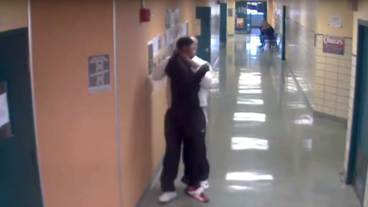 EE.UU.: Especialista en disciplina escolar levanta del cuello a un estudiante (VIDEO)