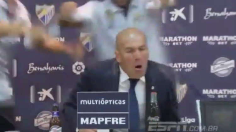 Bañan en champán a Zidane en rueda de prensa tras ganar el Madrid la Liga