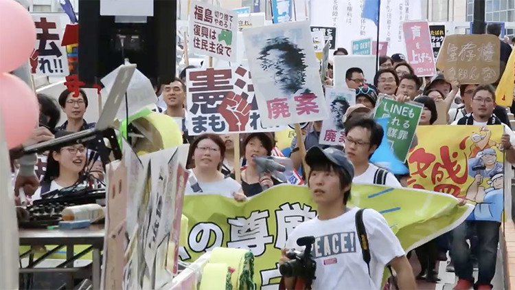 Cientos de personas protestan contra los planes de Abe de cambiar la Constitución pacifista de Japón