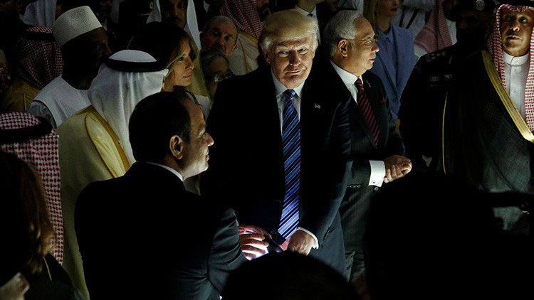 La misteriosa 'bola mágica' de Trump, el rey saudita y el presidente de Egipto revoluciona la Red