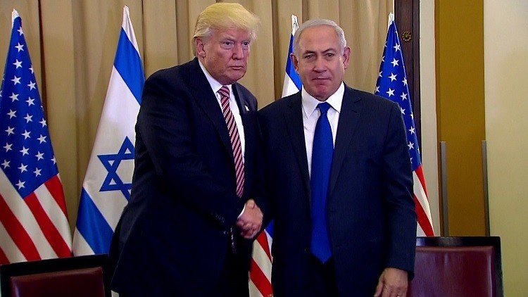 VIDEO: El incómodo momento en que Trump se niega a darle la mano a Netanyahu