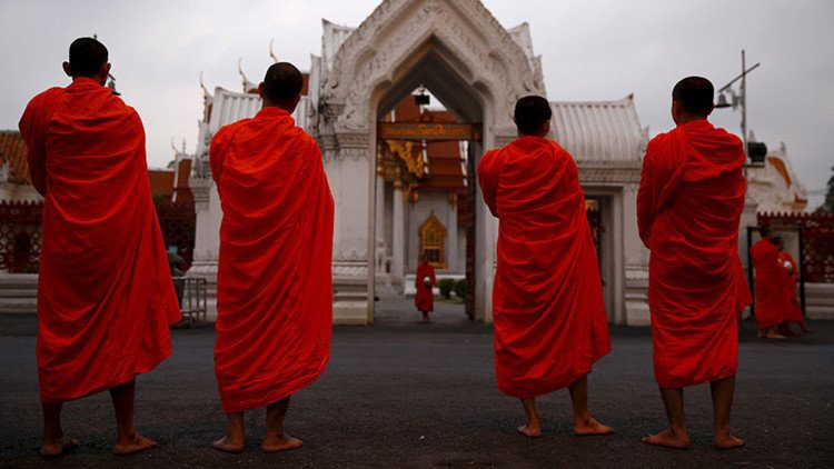 Se vuelve viral el video de un monje budista mirando porno en público
