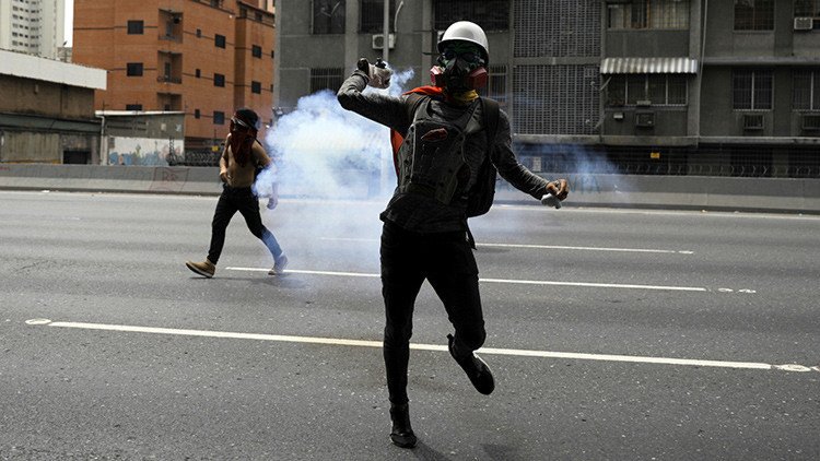 "El apoyo discursivo a los desestabilizadores venezolanos legitima a los golpistas"