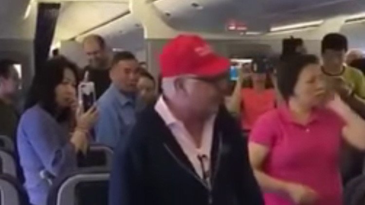 Un seguidor de Trump causa un aterrizaje imprevisto en un avión de United Airlines (VIDEO)