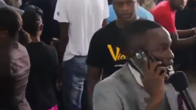 "Hola, ¿es el cielo?": un predicador africano llama por teléfono a Dios (VIDEO)