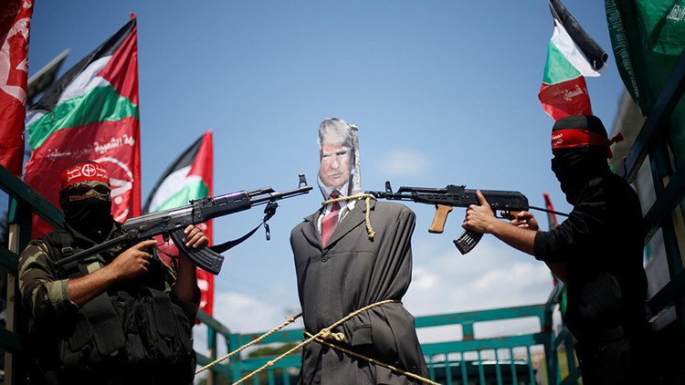 Palestinos apuntan armas contra una imagen de Trump en protesta por su visita (VIDEO)