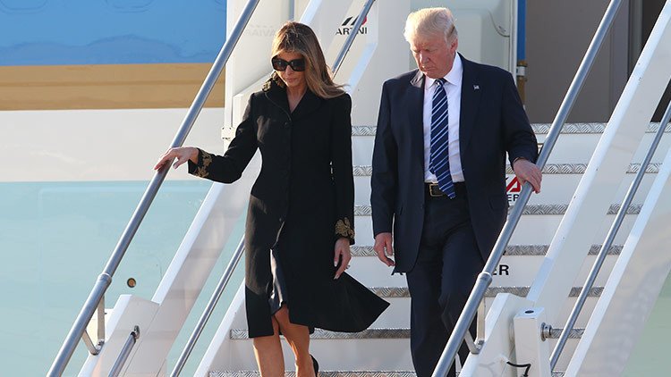 Melania vuelve a rechazar la mano de Donald Trump (VIDEO)