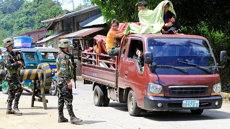 Hombres armados toman como rehenes a un sacerdote y a varios fieles en Filipinas