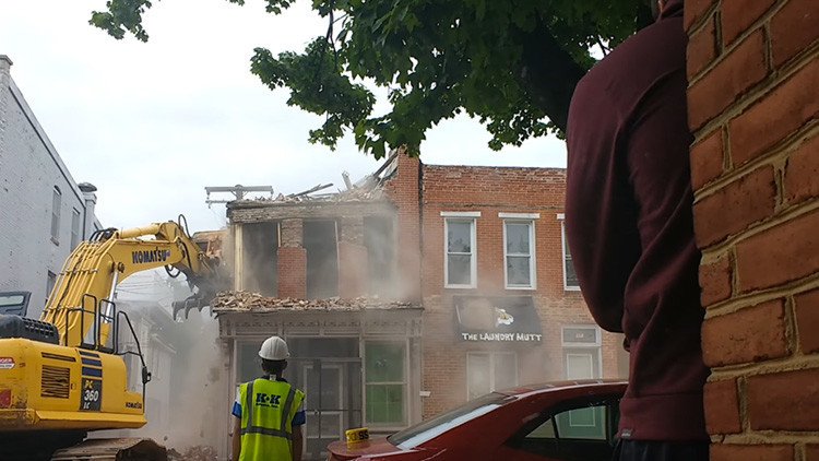 Expertos en demoliciones derriban el edificio equivocado (VIDEO)