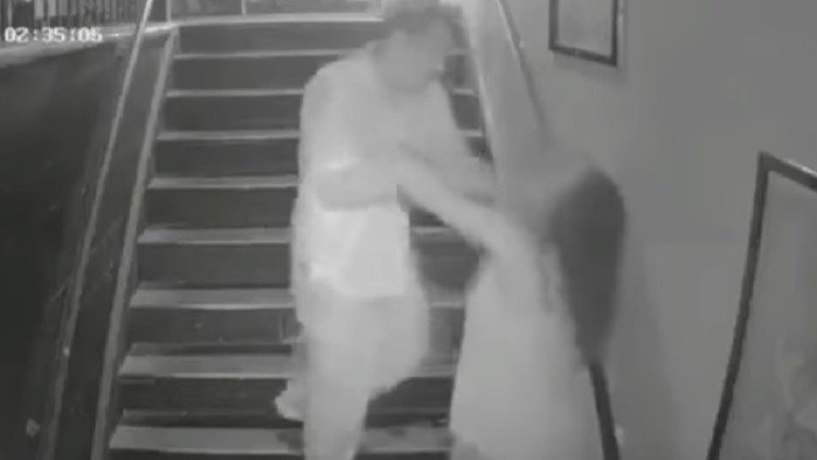 Una cámara de seguridad capta el horrible momento en que un hombre intenta violar a una mujer  