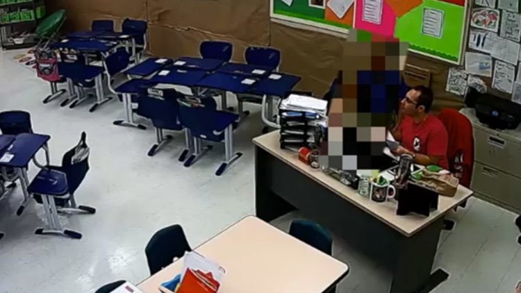 Sentencian a un profesor por besar en la boca a un alumno de diez años (VIDEO)