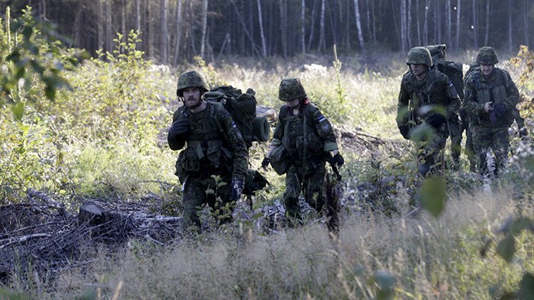 Un estonio se enfrenta con su escopeta a un grupo de soldados de la OTAN