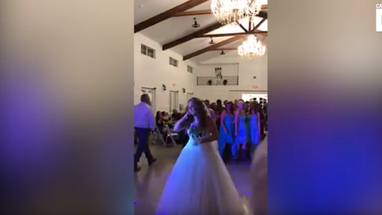 Una joven con cáncer se casa y en su boda hace esta conmovedora sorpresa 
