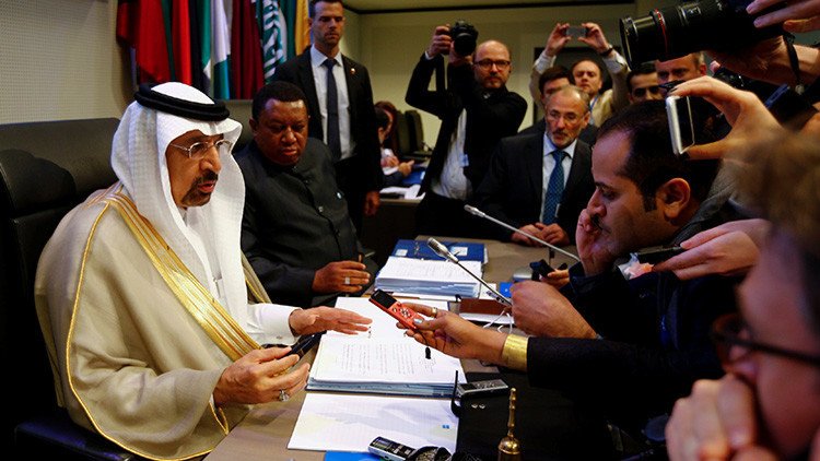 La OPEP prorroga los recortes de producción petrolera nueve meses