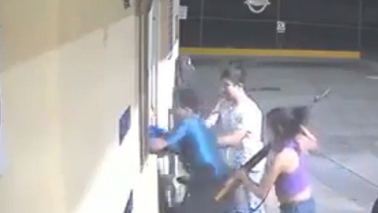 Una mujer armada con un rifle comanda un asalto a una gasolinería en México (VIDEO)