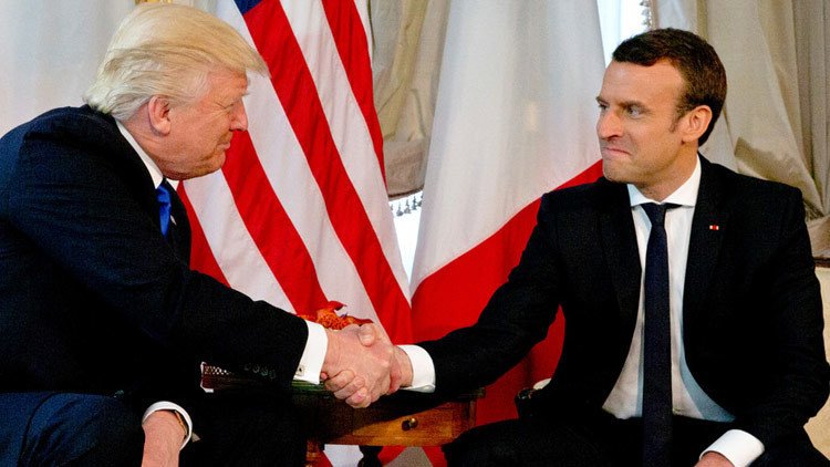 El triturador estrechón de manos entre Trump y Macron (VIDEO)