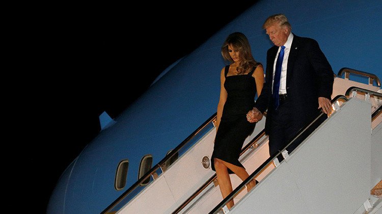 '¡Por fin!': Donald y Melania Trump se dan la mano a su llegada a Sicilia para el G7 (VIDEO)