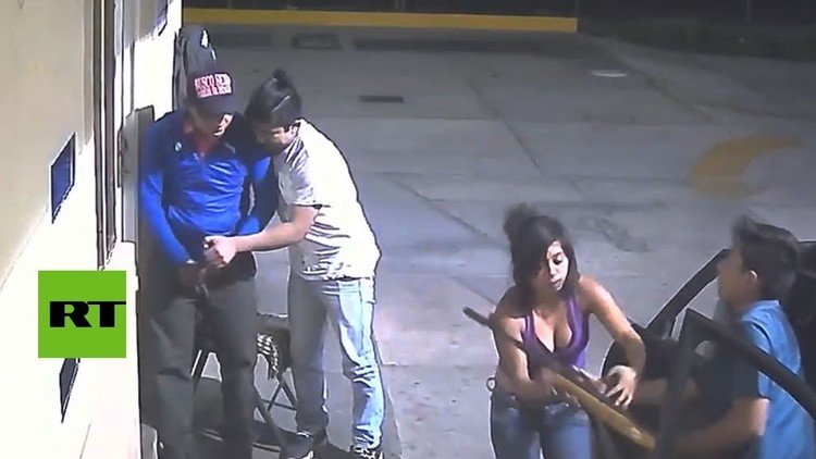 Una mujer armada con un rifle comanda un asalto a una gasolinería en México