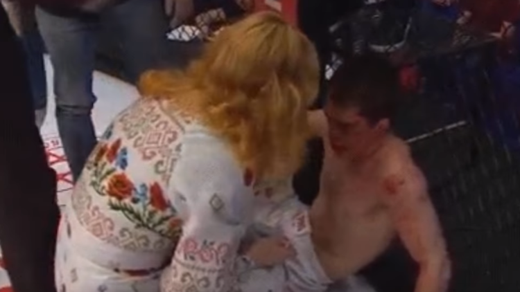 Luchador ruso pierde en un sangriento nocaut y lo que hace su madre no tiene nombre [VIDEO +18] 