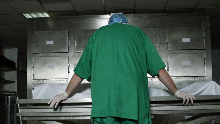 Trabajadores de una morgue cortan un cadáver para robar drogas ocultas en su interior