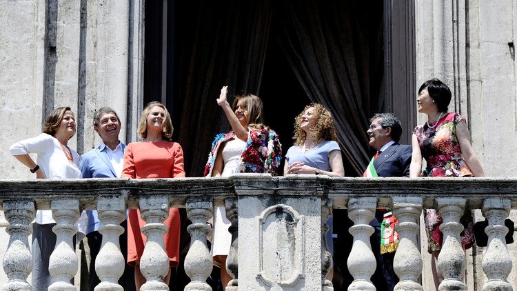 Flores de la discordia: vuelven a criticar a Melania por su vestimenta en Italia (fotos)