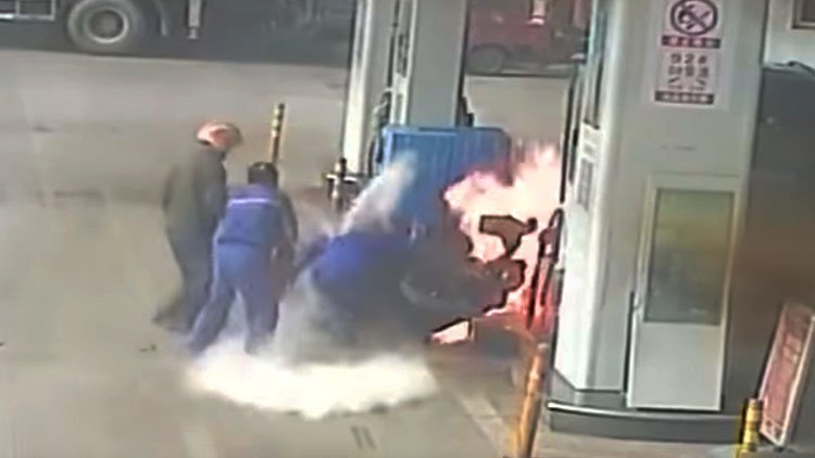 Video: Un hombre incendia su propia moto en una gasolinera en China