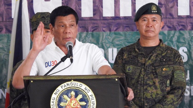 "No voy a escuchar a los demás": Duterte comenta la ley marcial en Mindanao