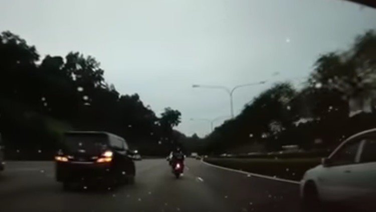 Un coche arrastra a un motorista varios metros entre sus ruedas