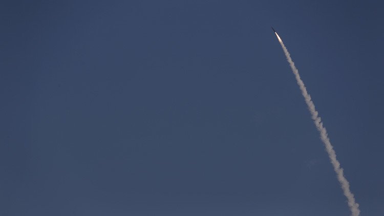 Israel lanza un misil sobre el mar Mediterráneo (VIDEO)
