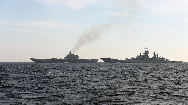 Video: El 'vade retro' de un crucero ruso a un destructor británico que se acerca demasiado