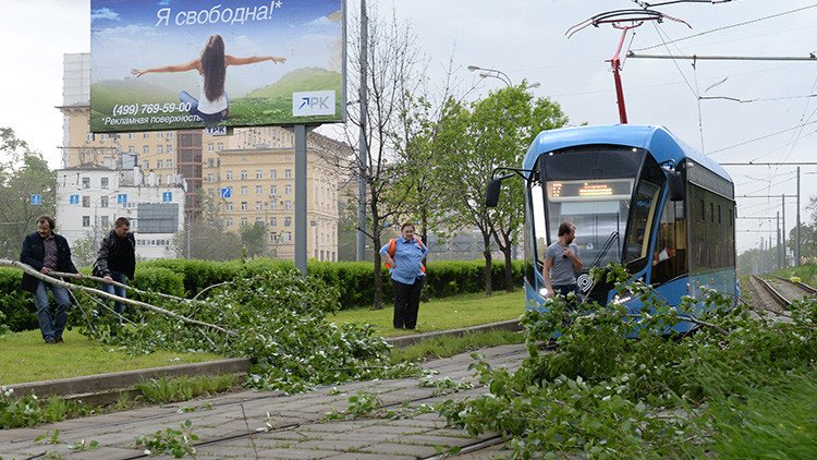 FUERTE VIDEO: Un hombre muere como consecuencia de las intensas rachas de viento en Moscú