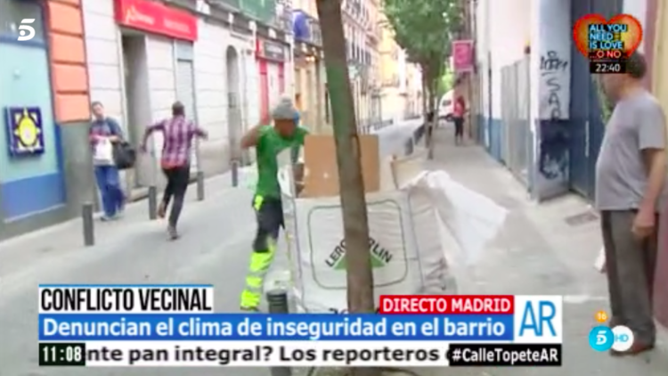 VIDEO: Apedrean en directo a un reportero que denuncia la inseguridad en un barrio madrileño