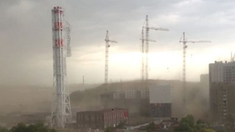 VIDEO: Cae una grúa torre en Moscú por la mortal racha de viento huracanado 