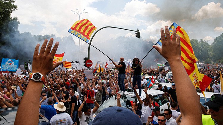 Los taxistas en España, en pie de guerra: manifestación contra la "competencia desleal"