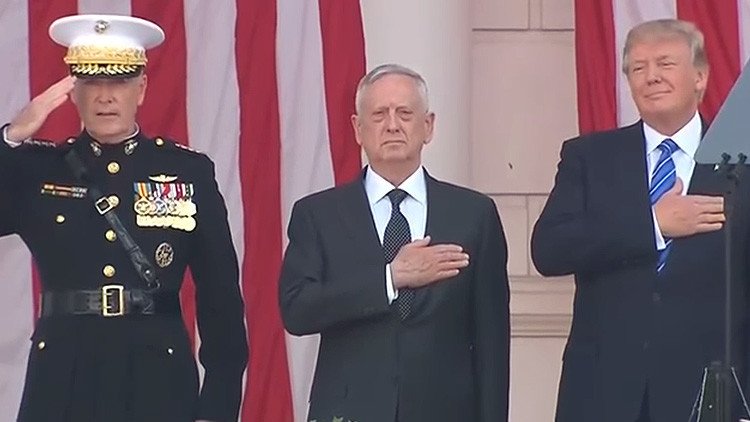 Internautas se mofan de Trump por canturrear el himno nacional durante un acto solemne (VIDEO)