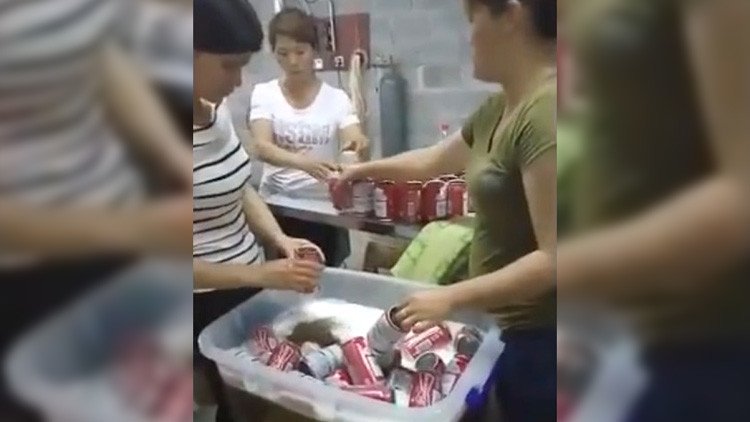 Esta fábrica china que produce latas falsas de cerveza Budweiser te dejará boquiabierto