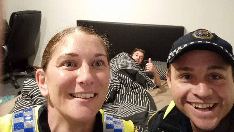 Policías se toman una selfi con un joven borracho tras acompañarlo hasta su cama