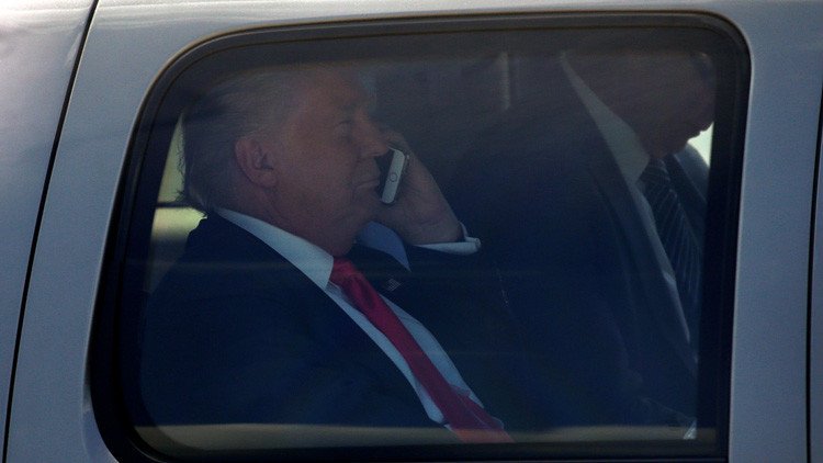 ¿Por qué el teléfono de Trump supone un dolor de cabeza para la seguridad nacional de EE.UU.?