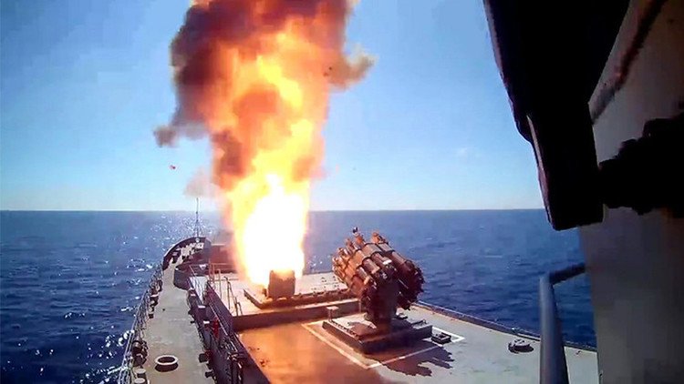 Una fragata y un submarino rusos lanzan 4 misiles Kalibr contra el EI en Palmira