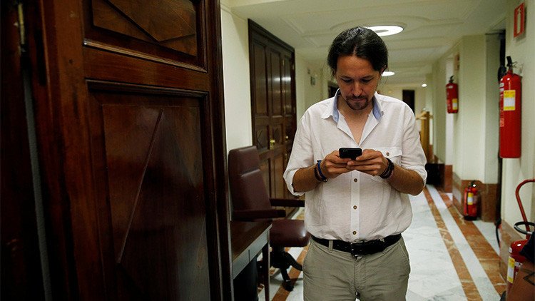 Así se convirtió Pablo Iglesias en ‘personal assistant’ de un tuitero: “Compra sal del Himalaya”
